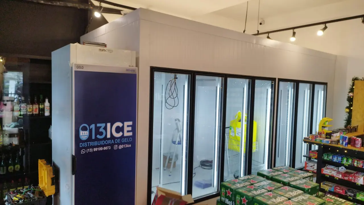 Câmara fria de bebidas com portas de vidro instalada em loja de conveniência