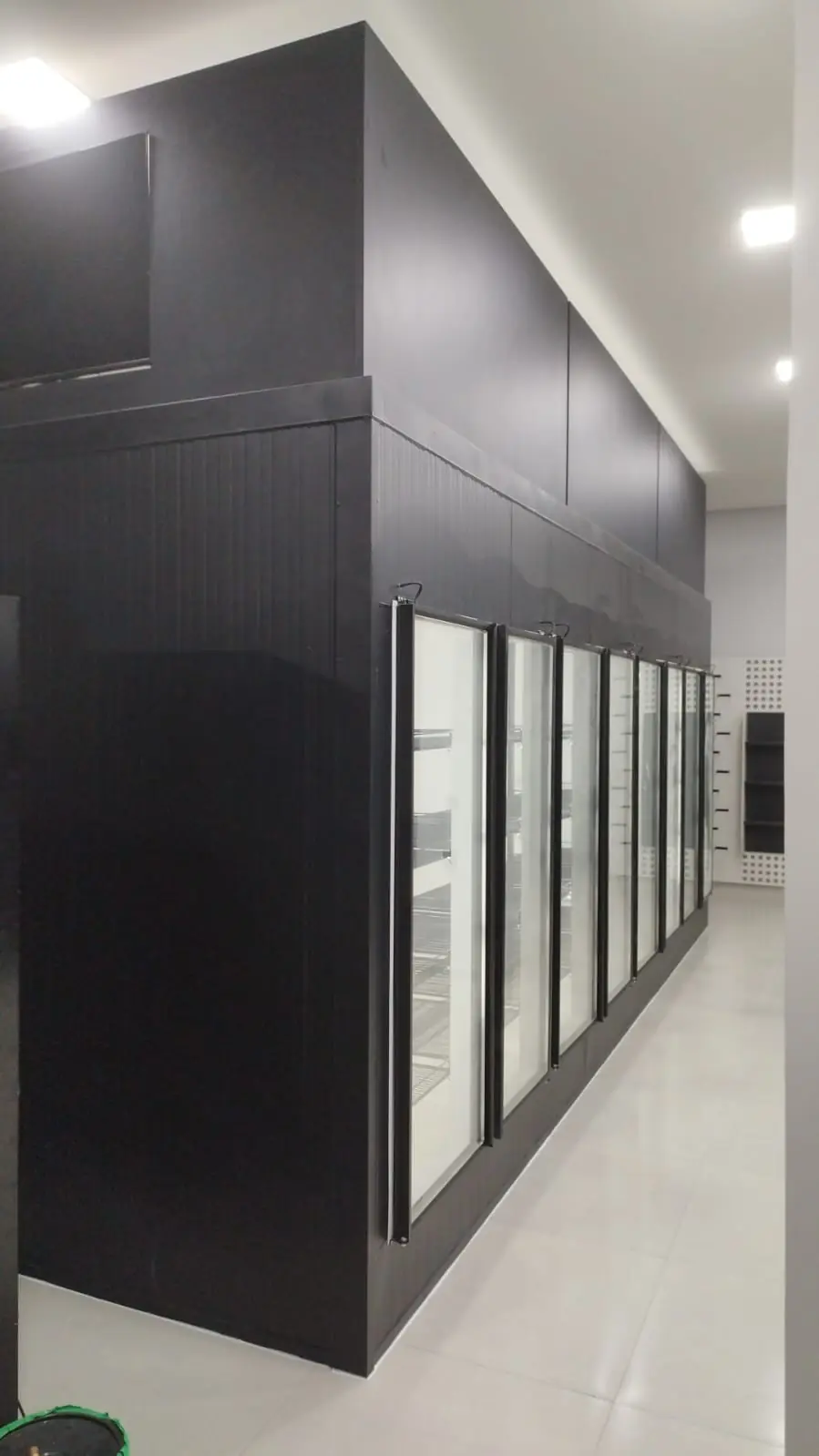 Câmara fria expositora com acabamento externo preto e portas de vidro