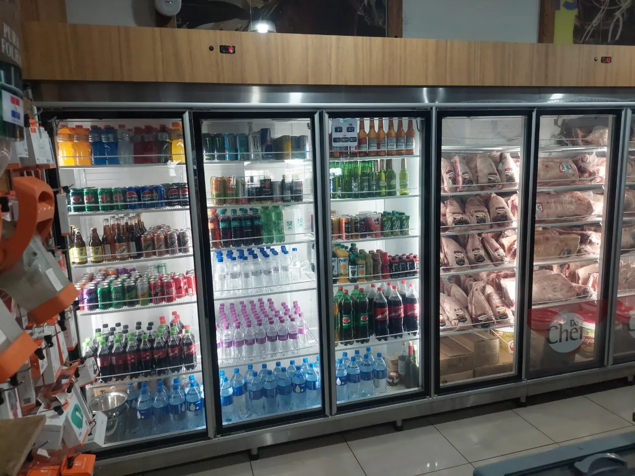 Expositores com portas de vidro, com bebidas de um lado e carnes do outro